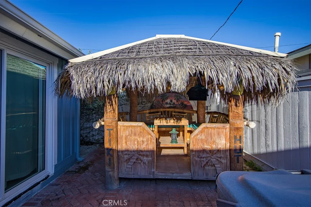 Tiki Hut