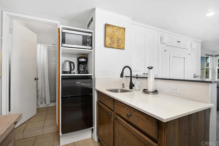 Pool House - Kitchen
