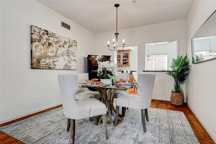 Cozy breakfast area in the kitchen!