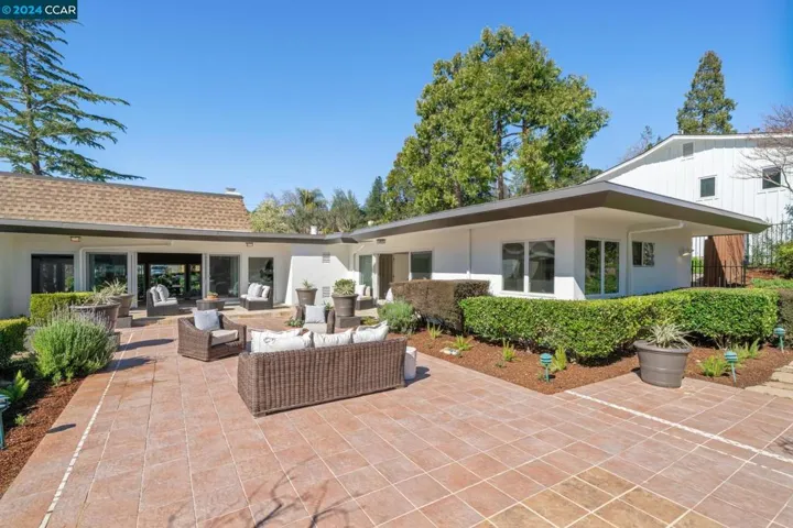 32 Hacienda Circle, Orinda, California 94563