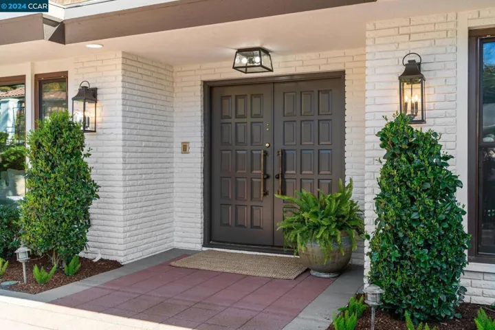 32 Hacienda Circle, Orinda, California 94563