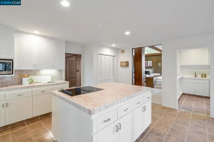 32 Hacienda Circle, Orinda, California 94563