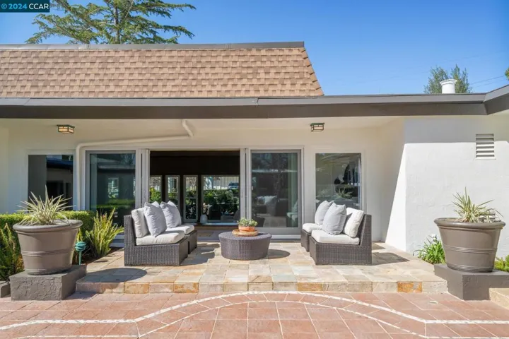 32 Hacienda Circle, Orinda, California 94563