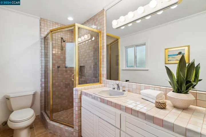 32 Hacienda Circle, Orinda, California 94563