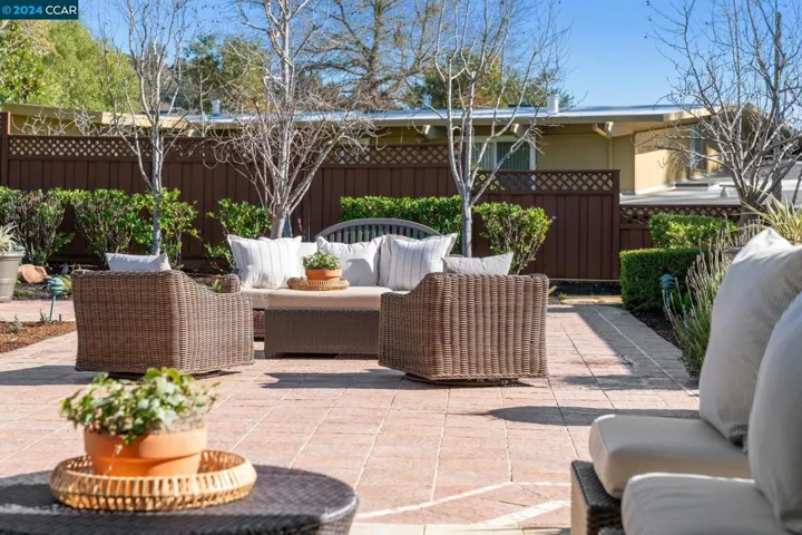32 Hacienda Circle, Orinda, California 94563