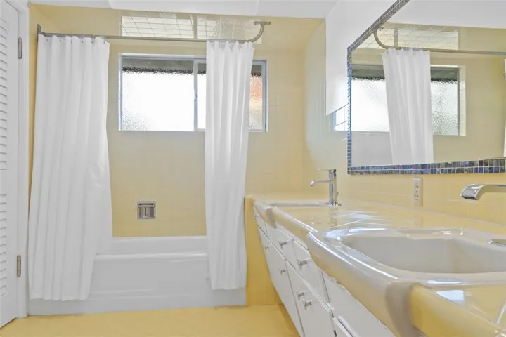Large guest bathroom