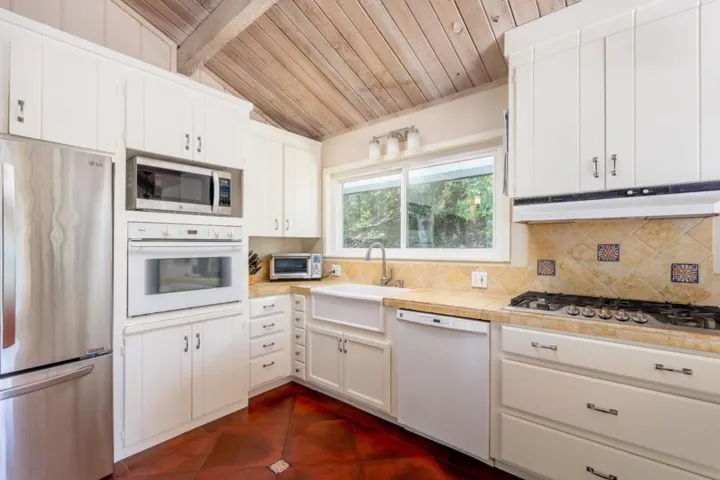 11 De Amaral Road, Carmel Valley, California 93924