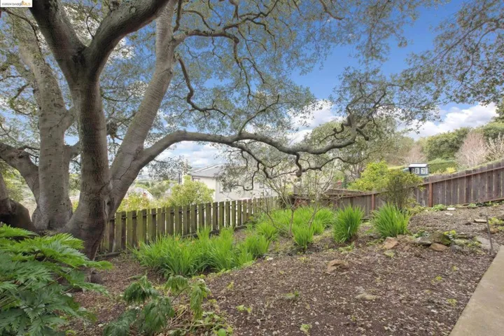 5057 Cochrane Avenue, Oakland, California 94618-2703