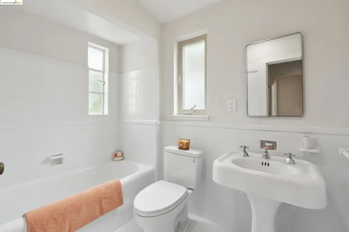 5057 Cochrane Avenue, Oakland, California 94618-2703