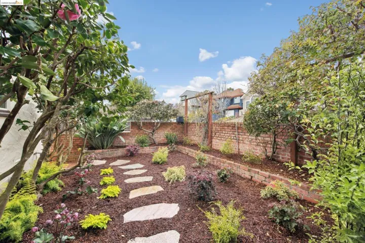 5057 Cochrane Avenue, Oakland, California 94618-2703