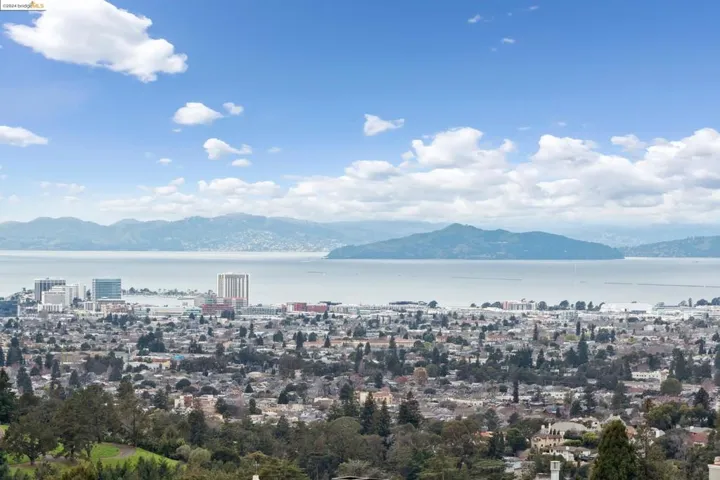 5057 Cochrane Avenue, Oakland, California 94618-2703