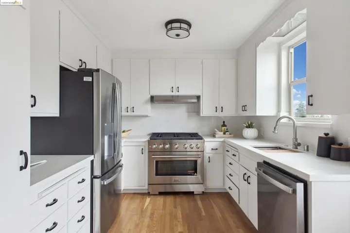 5057 Cochrane Avenue, Oakland, California 94618-2703