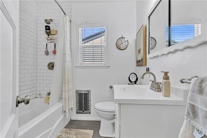 Bathroom #2 (Full bath)