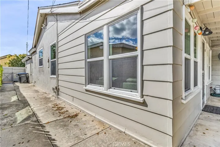 Spacious side yards