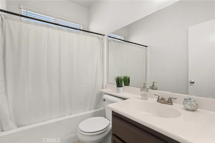 Pristine guest bathroom with step-in shower + tub