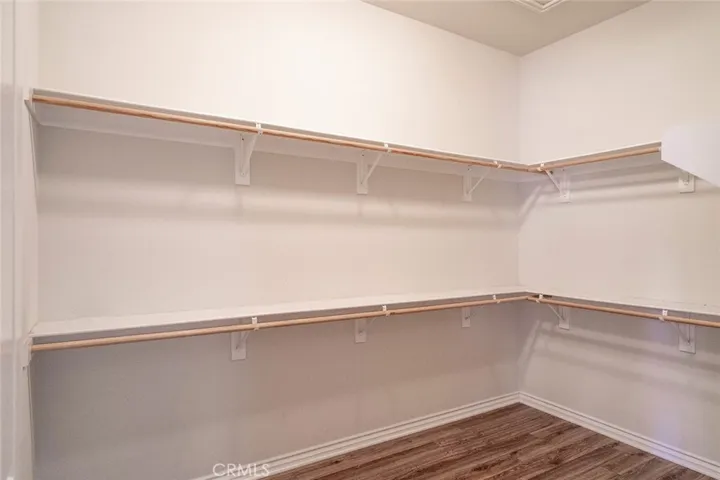 LARGE WALK-IN CLOSET