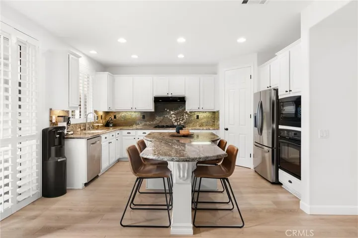 24086 Via Vista, Valencia, California 91354