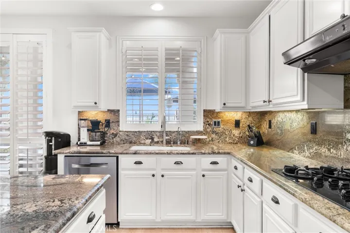 24086 Via Vista, Valencia, California 91354