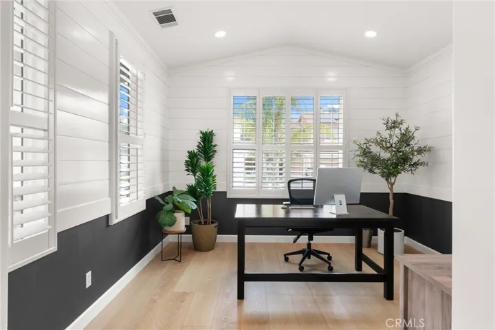 24086 Via Vista, Valencia, California 91354