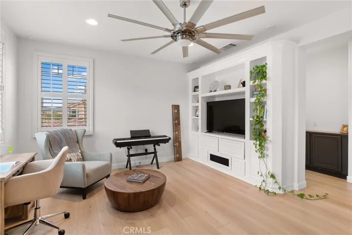 24086 Via Vista, Valencia, California 91354