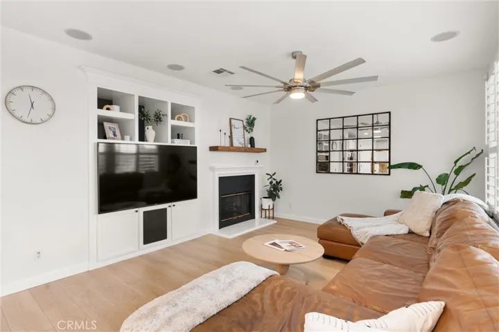 24086 Via Vista, Valencia, California 91354