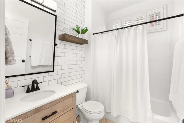 24086 Via Vista, Valencia, California 91354