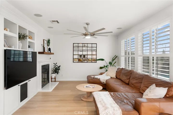 24086 Via Vista, Valencia, California 91354