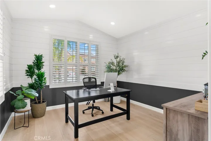 24086 Via Vista, Valencia, California 91354