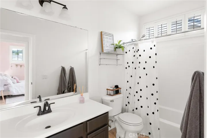 24086 Via Vista, Valencia, California 91354