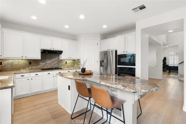 24086 Via Vista, Valencia, California 91354