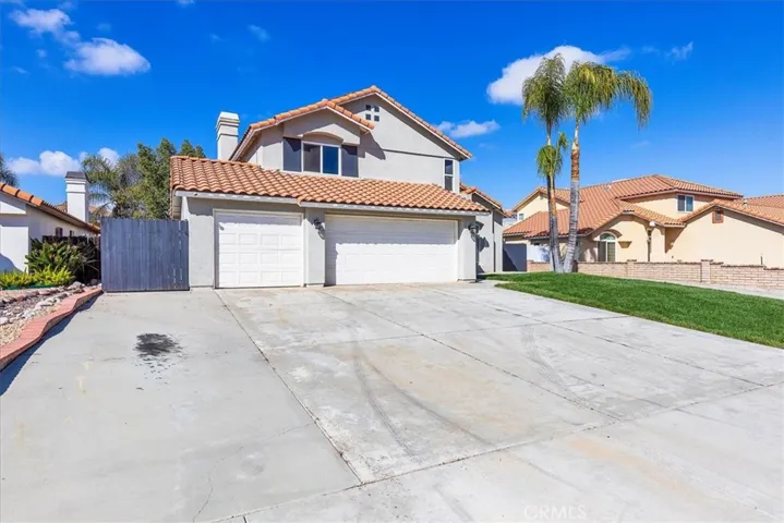 You can use the entire 3 car garage for storage with this much parking in the driveway~