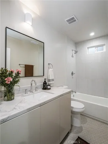 Guest bathroom with tub/shower