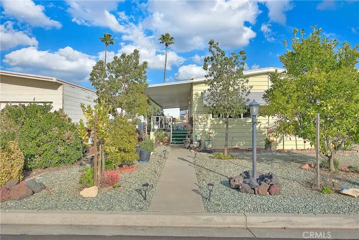 Front View (2 of 4)