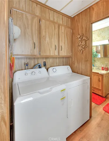 Laundr Room (1 of 2)