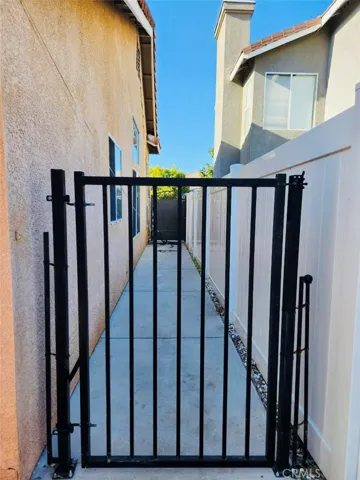 Side Gate