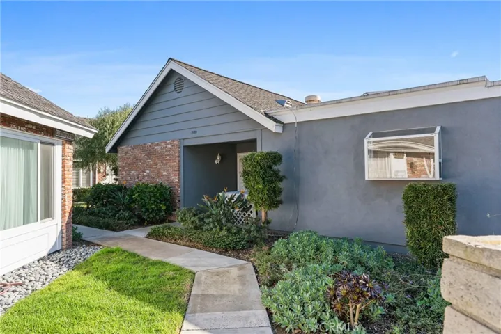 End unit, single level cottage!