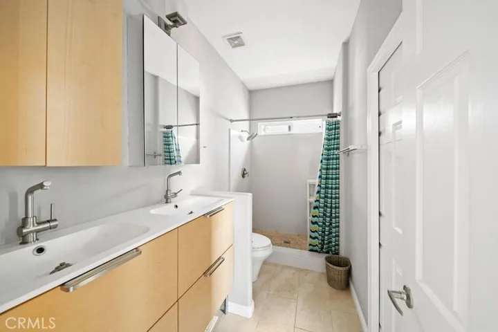bathroom between the two bedrooms