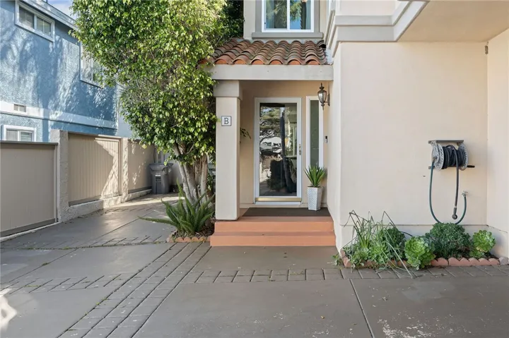 Detached rear unit and extra parking spot