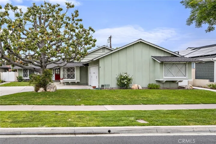 Located in the prestigious Los Alamitos School District, one of the most coveted in Southern California, this exceptional property in Rossmoor features the comfort and security of the ideal family home.