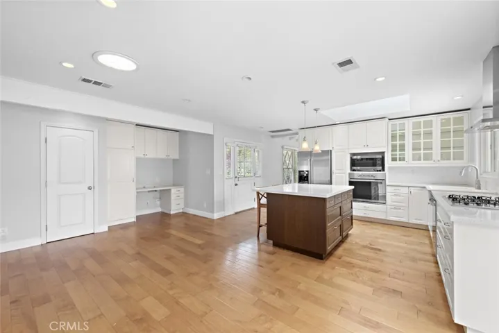 Relax and enjoy your new home with a lovely open Kitchen with family and friends. Lots of light.