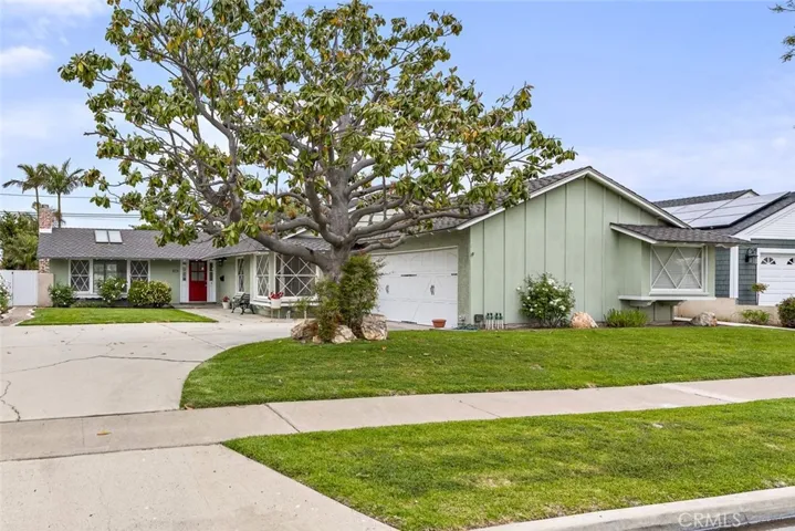 Located in the prestigious Los Alamitos School District, one of the most coveted in Southern California, this exceptional property in Rossmoor features the comfort and security of the ideal family home.