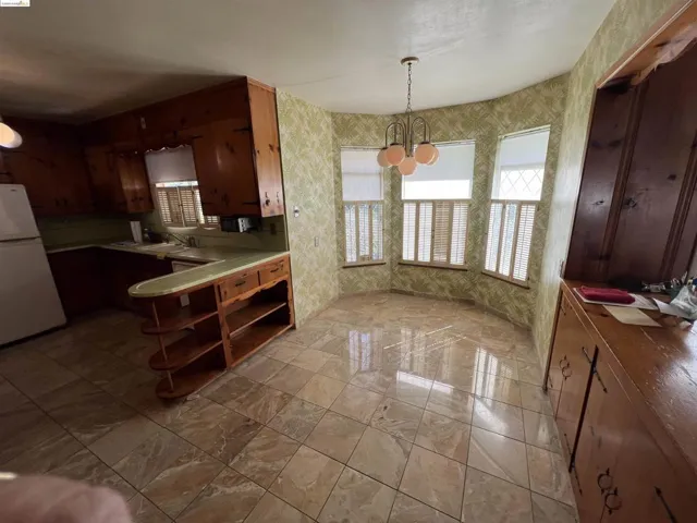 Eat-in Kitchen