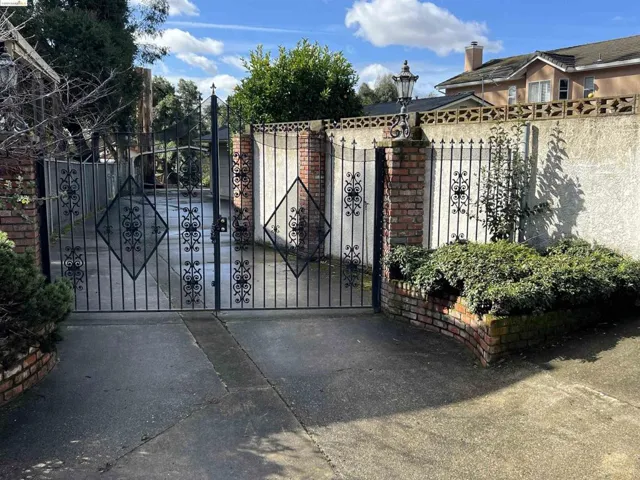 Driveway to 4  car garage