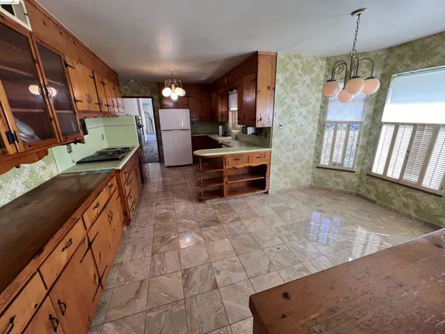 Eat-in Kitchen