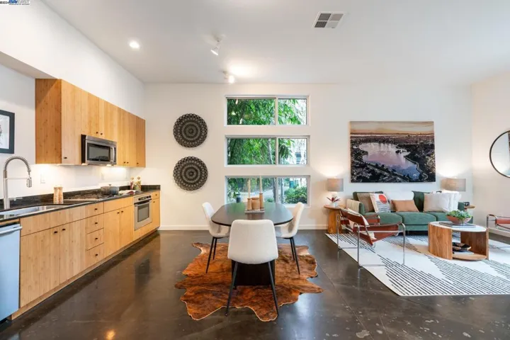 24 Covent Lane, Oakland, California 94608