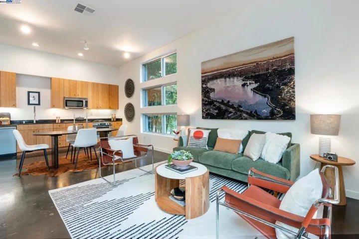 24 Covent Lane, Oakland, California 94608