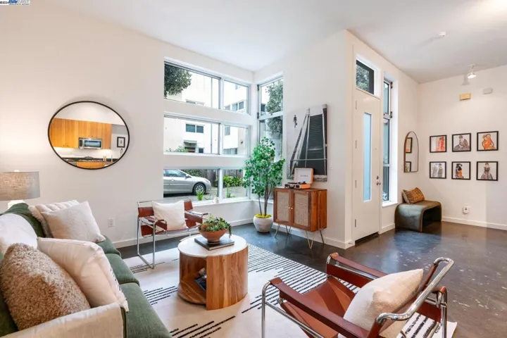24 Covent Lane, Oakland, California 94608