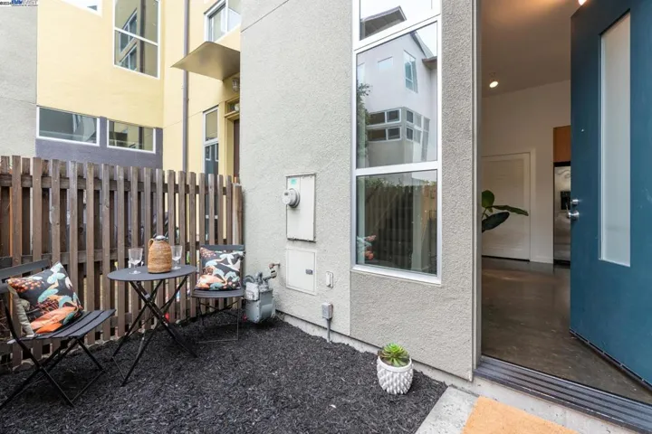 24 Covent Lane, Oakland, California 94608
