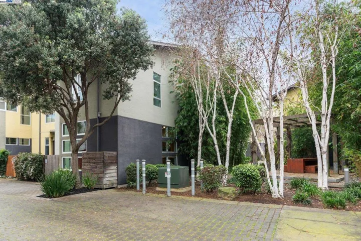 24 Covent Lane, Oakland, California 94608