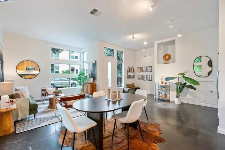 24 Covent Lane, Oakland, California 94608